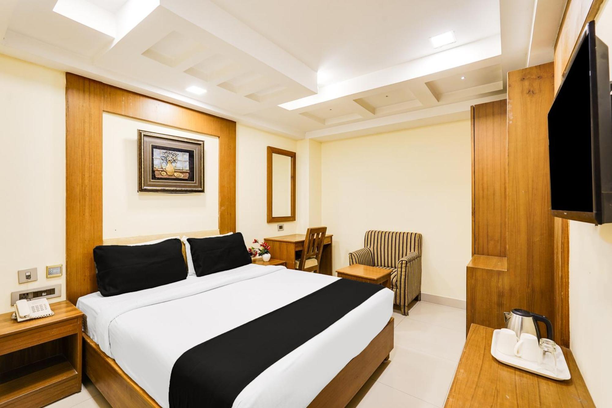 Super Townhouse Oak Alandur Near Chennai Airport Formerly Vijay Park エクステリア 写真
